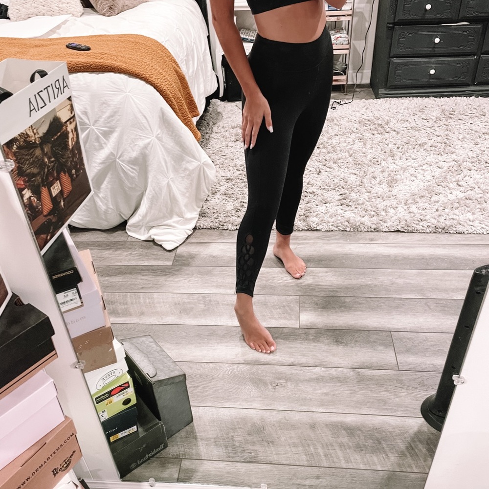 Lululemon Black Tye Mesh Leggings!! - Picture 10 of 11